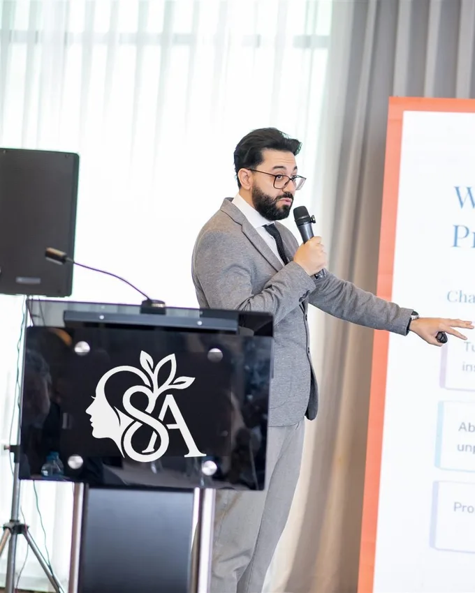 Abdelfattah Elsharkawy presenting at a workshop podium